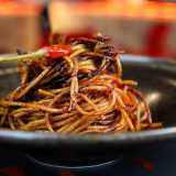 Gli spaghetti all�assassina � Naturalmente nella lista dei �nuovi piatti tradizionali� non potevano mancare gli spaghetti all�assassina. Un primo piatto creato da Enzo Francavilla, chef foggiano della trattoria barese �Al sorso preferito�, che nel 1967 lo ide� per due clienti provenienti dal Nord Italia. Il cuoco diede spazio alla sua creativit� e cucin� degli spaghetti con salsa di pomodoro e peperoncino direttamente in una padella di ferro